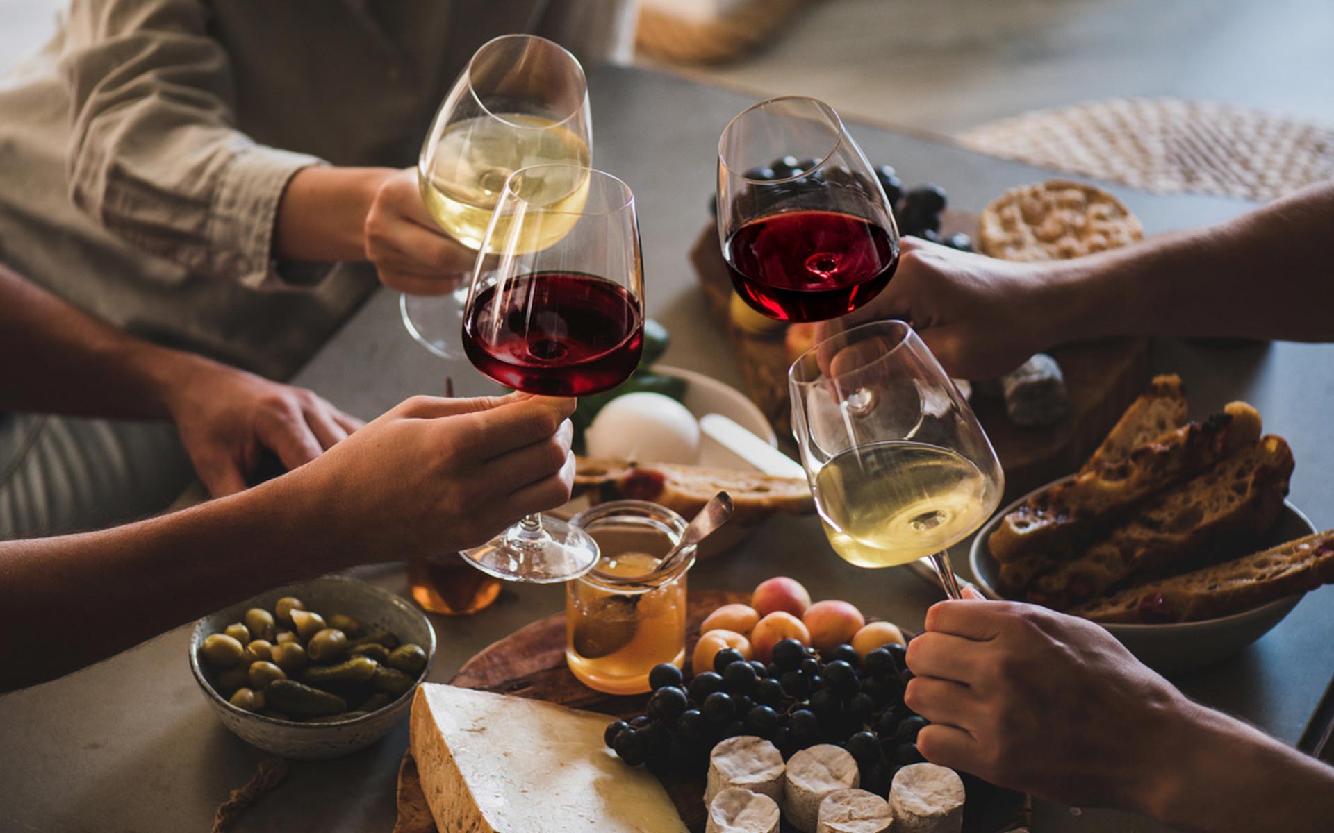 Gedeckter Tisch mit Freunden und pfälzischem Wein